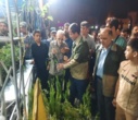 گزارش تصویری/ توزیع نهال در موکب شهدای سازمان منابع طبیعی و آبخیزداری کشور در میدان انقلاب تهران