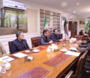 استاندار قم و رئیس سازمان منابع طبیعی کشور بر تقویت برنامه‌های بیابان‌زدایی و توسعه زیرساخت‌های منابع طبیعی استان تأکید کردند