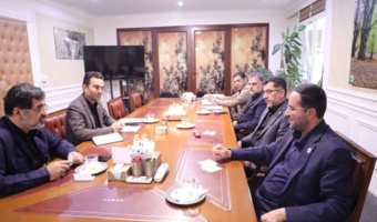 استاندار قم و رئیس سازمان منابع طبیعی کشور بر تقویت برنامه‌های بیابان‌زدایی و توسعه زیرساخت‌های منابع طبیعی استان تأکید کردند