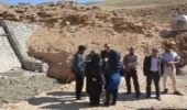 سمنان/کارگران مشغول کارند؛ جایی در میان کوه‌های سر به فلک‌کشیده!