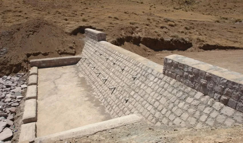 اجرای دو بند رسوب‌گیر در پروژه آبخیزداری اندآباد زنجان
